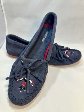 Minnetonka Thunderbird Animikii Suede Hardsole Moccasins in Navy Blue, Size 11